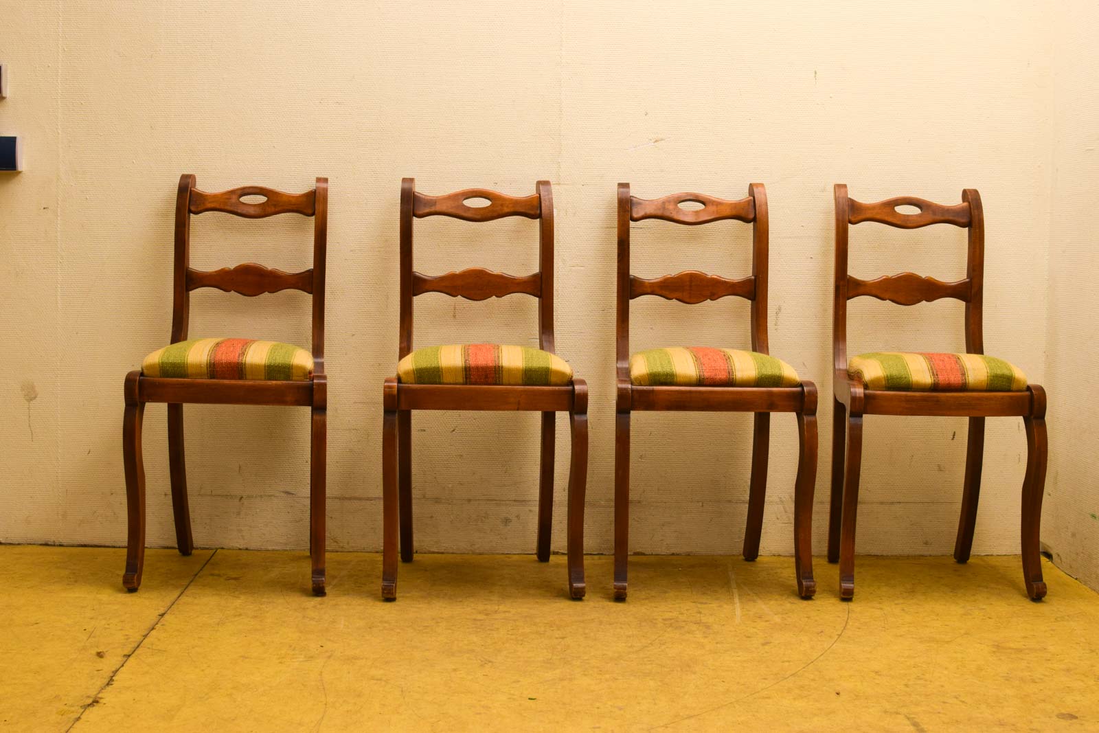 4 stuks Houten Eetkamer stoelen  50581