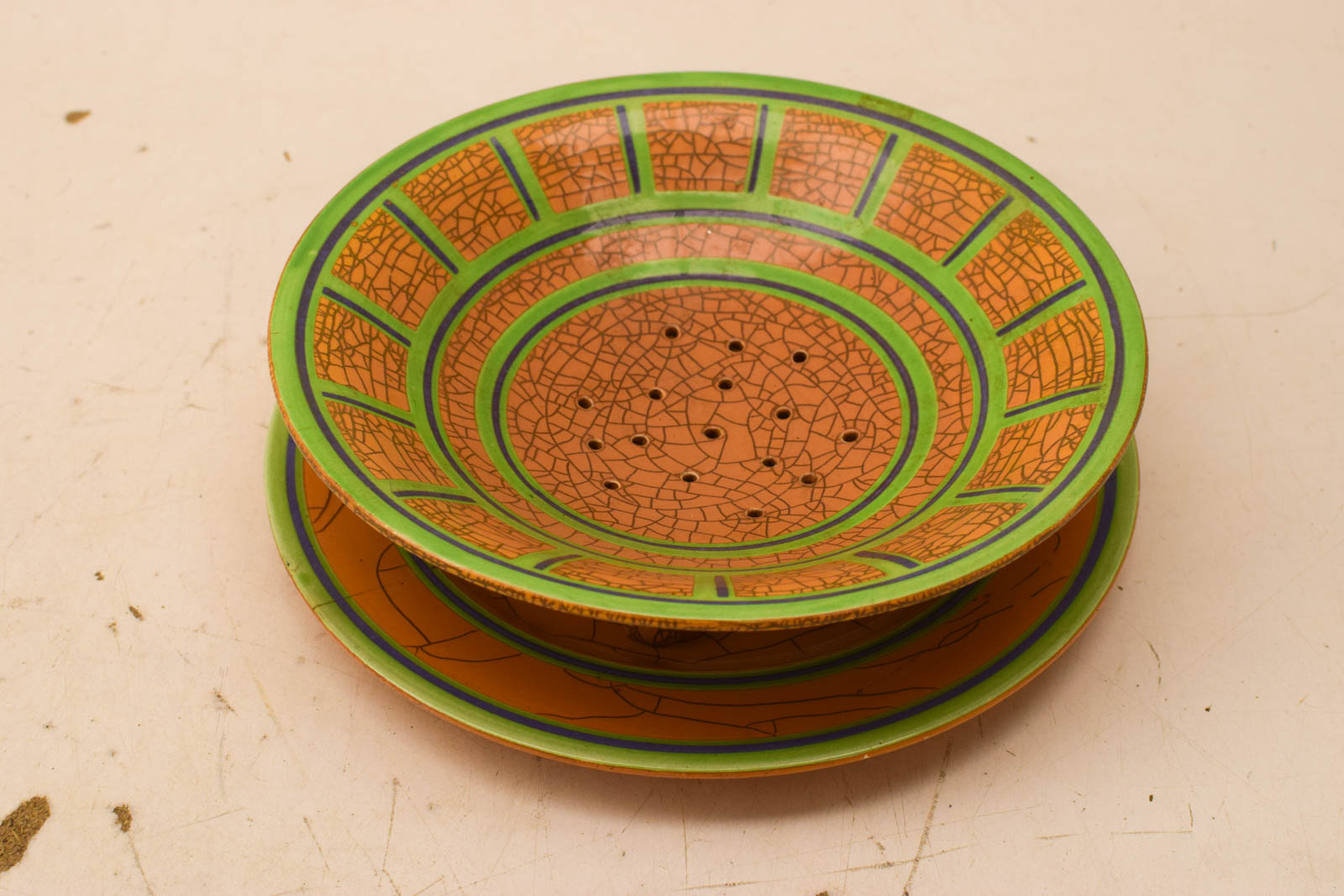 Alternative view of Lekschaal met schotel  50601