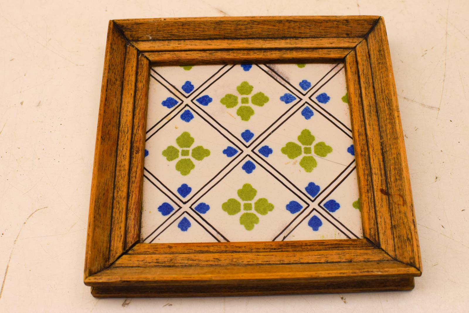 Alternative view of Wandtegel in houten lijstje  50612