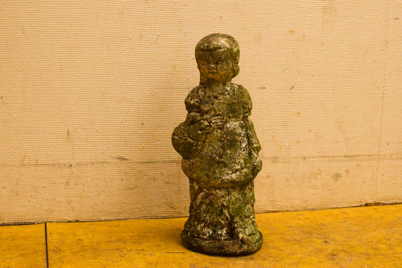 Tuinbeeld van een meisje  50628