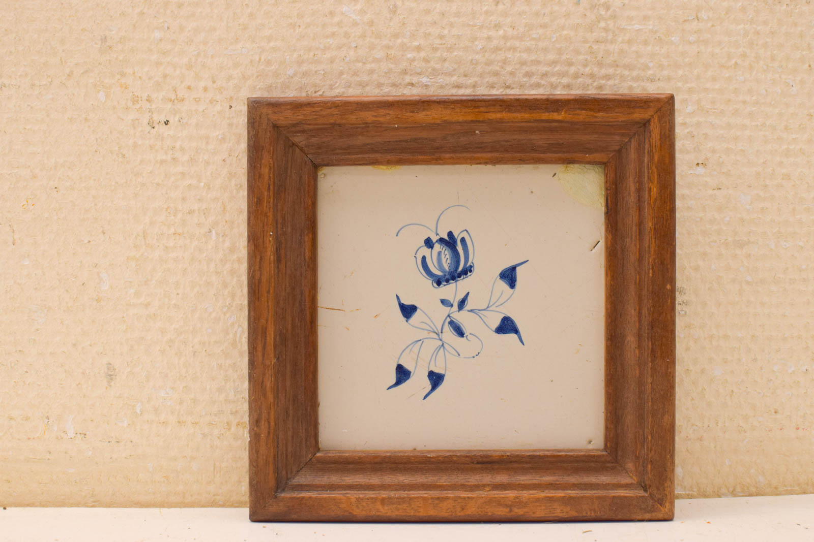 Wandtegel in houten lijstje  met prent van een bloem  50635