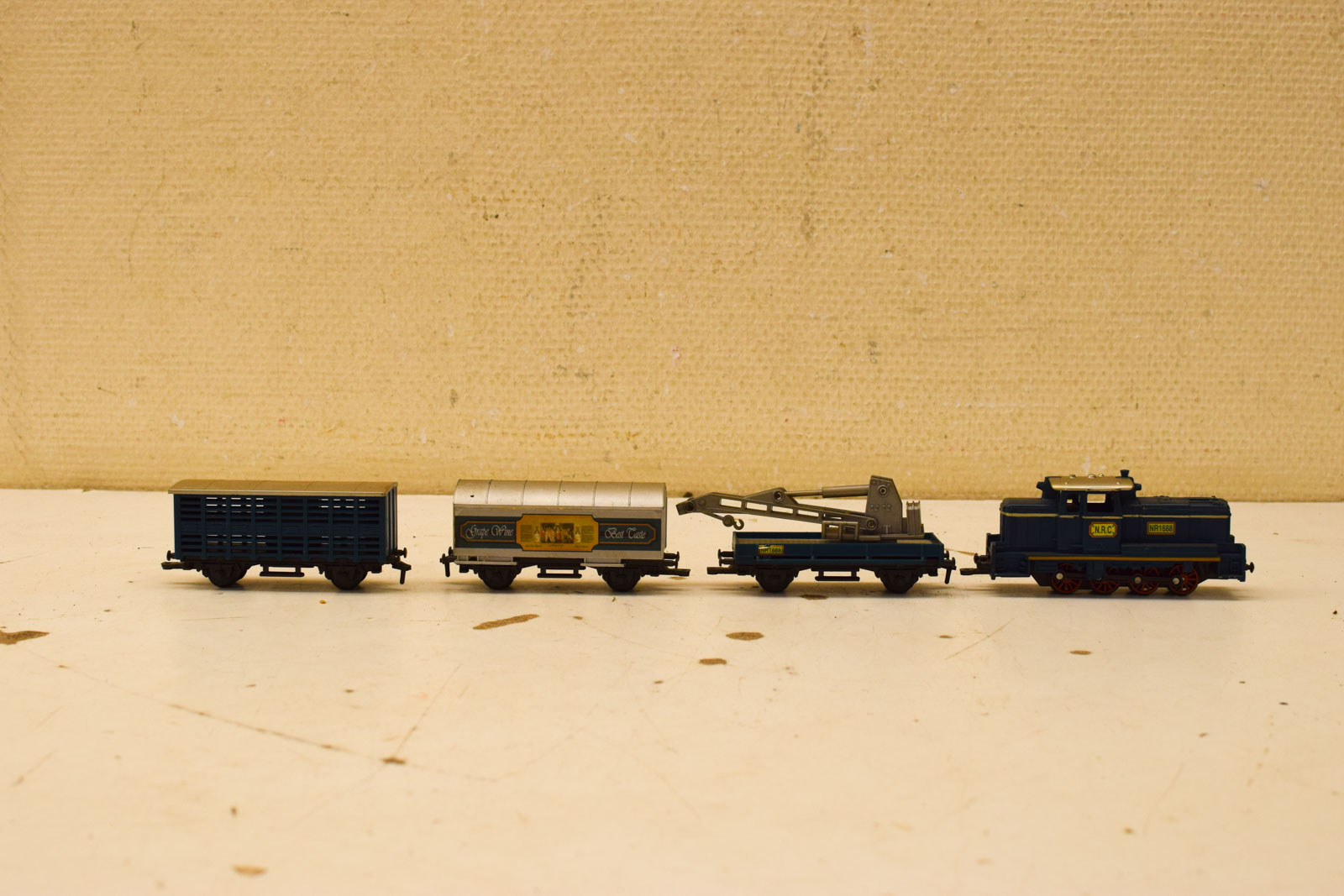 4 stuks  3 wagons en 1 locomotief  50641