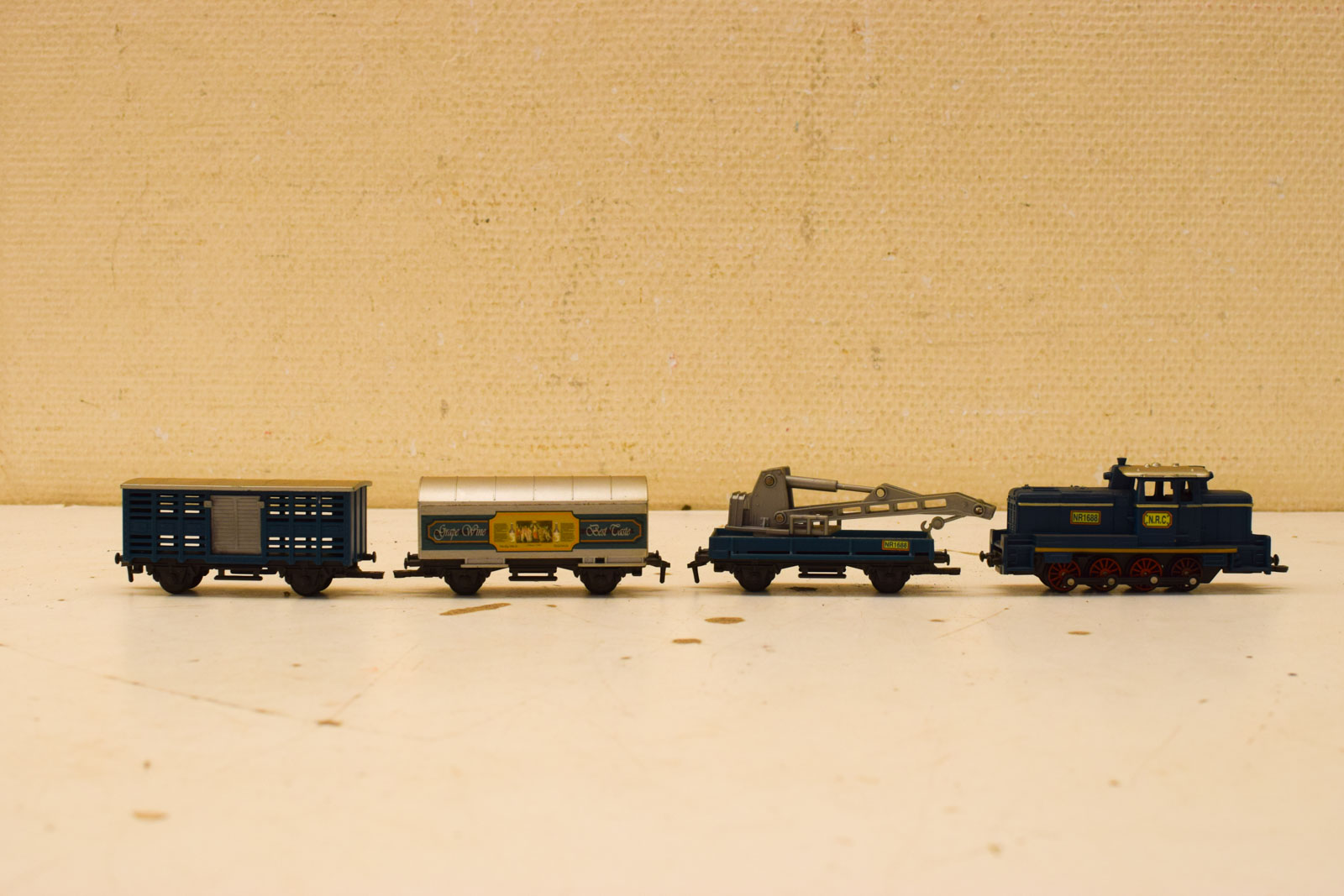 Alternative view of 4 stuks  3 wagons en 1 locomotief  50641