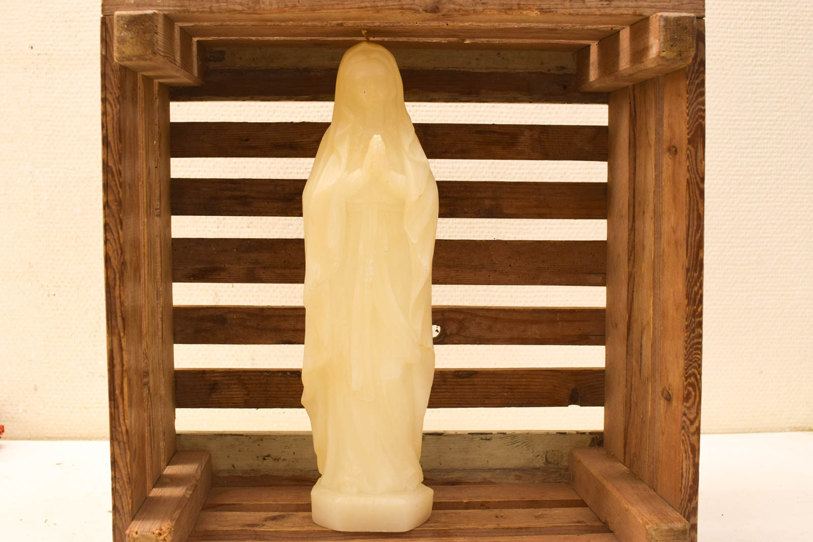 Kaars van een biddende vrouw 50642