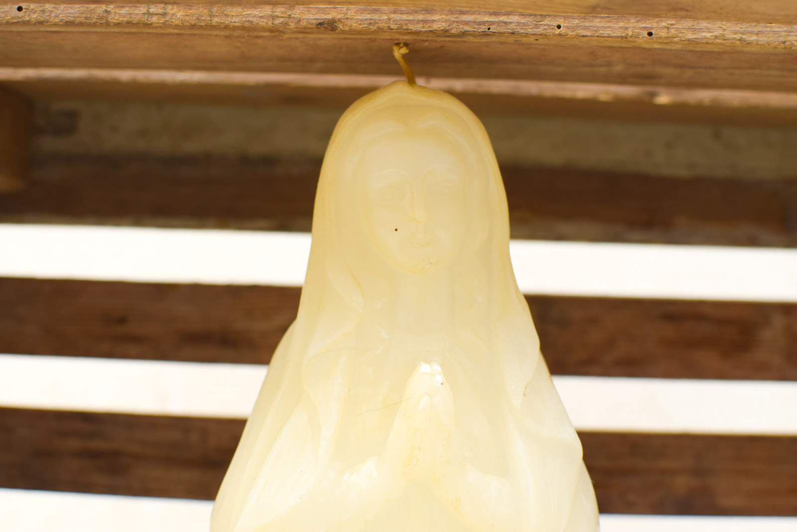 Alternative view of Kaars van een biddende vrouw  50642