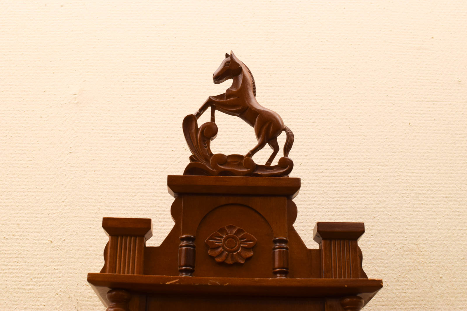 Alternative view of Houten Paarden Klok 50643