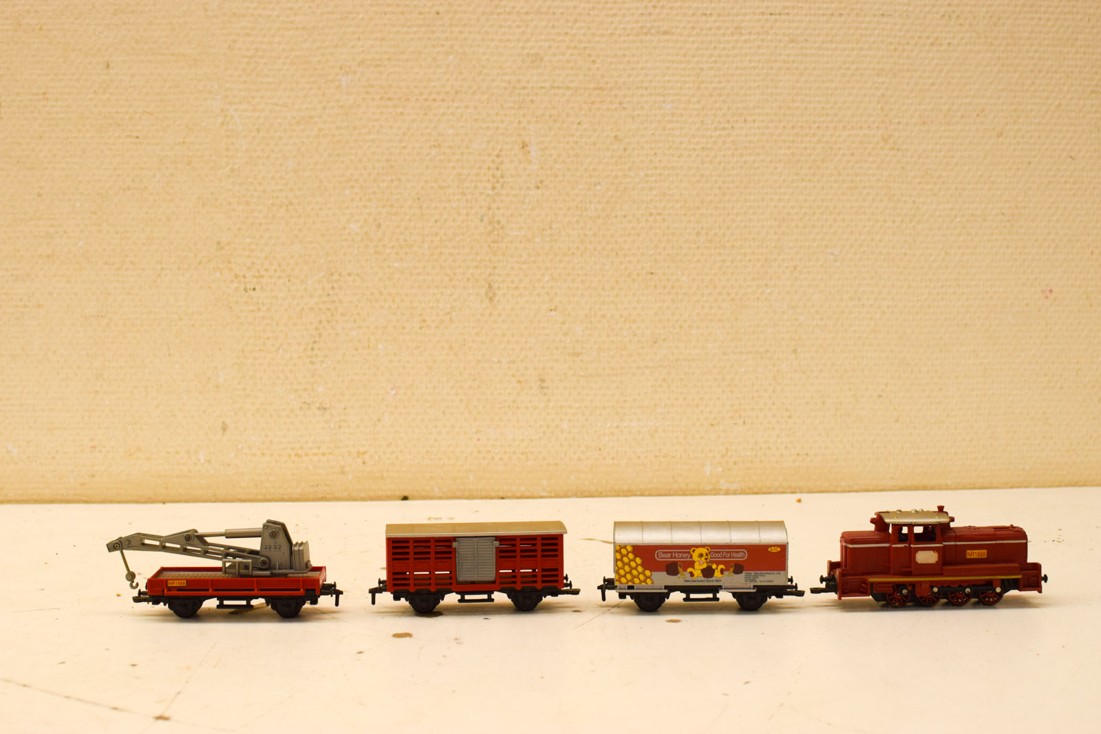 Alternative view of 4 stuks  3 wagons en 1 locomotief  50644