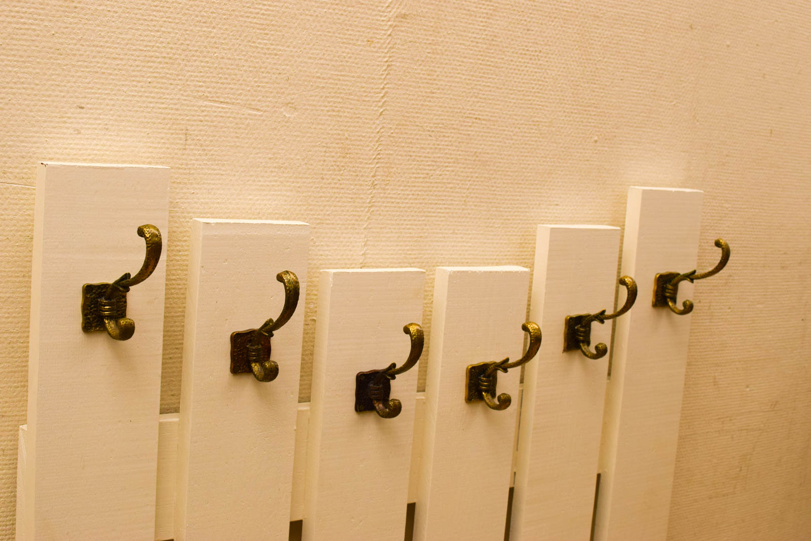 Alternative view of Kapstok in de vorm van een hek  50665