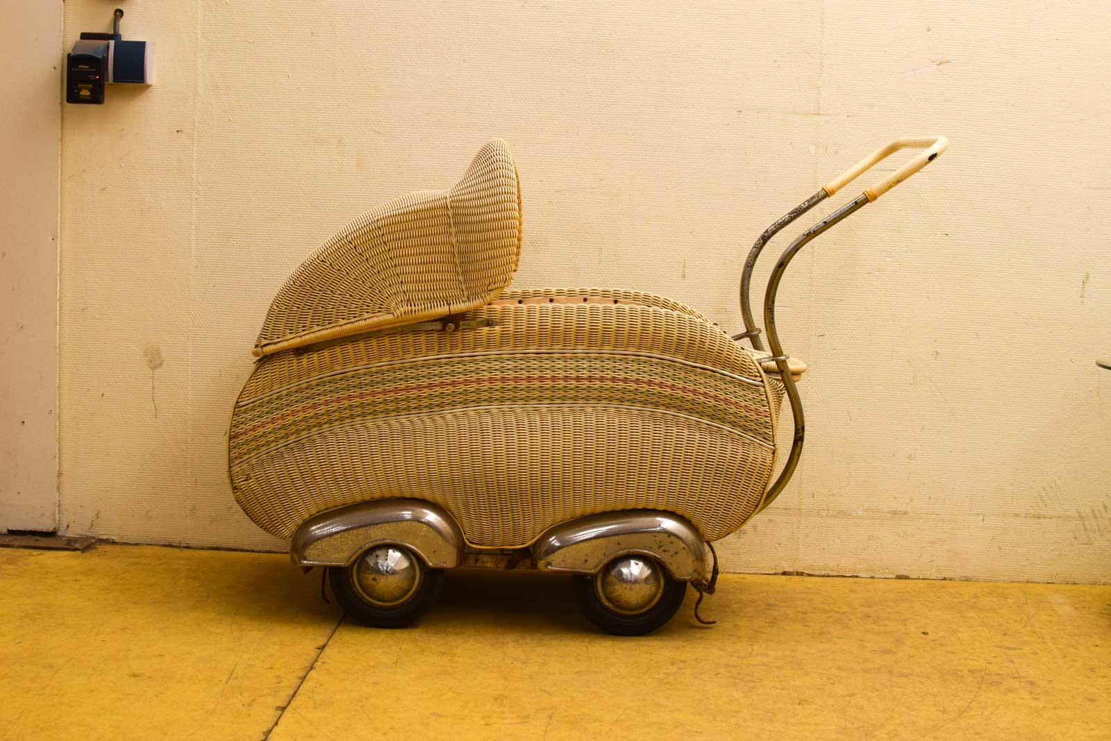 Ouderwetse kinderwagen  50710