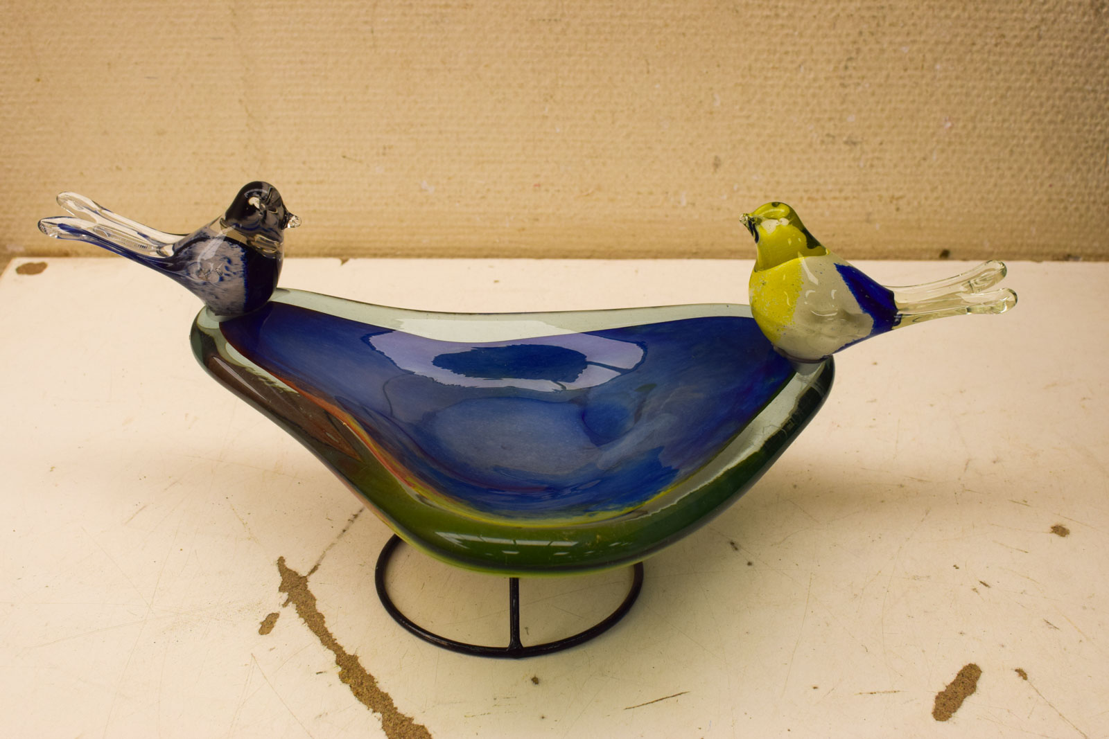 Alternative view of Glazen  voeder schaaltje met op de rand 2 vogeltjes  50748