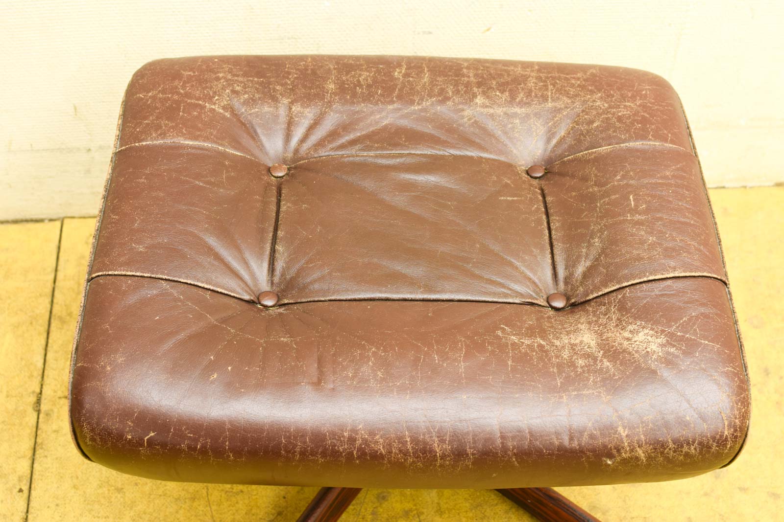 Alternative view of Voetenbankje  50758