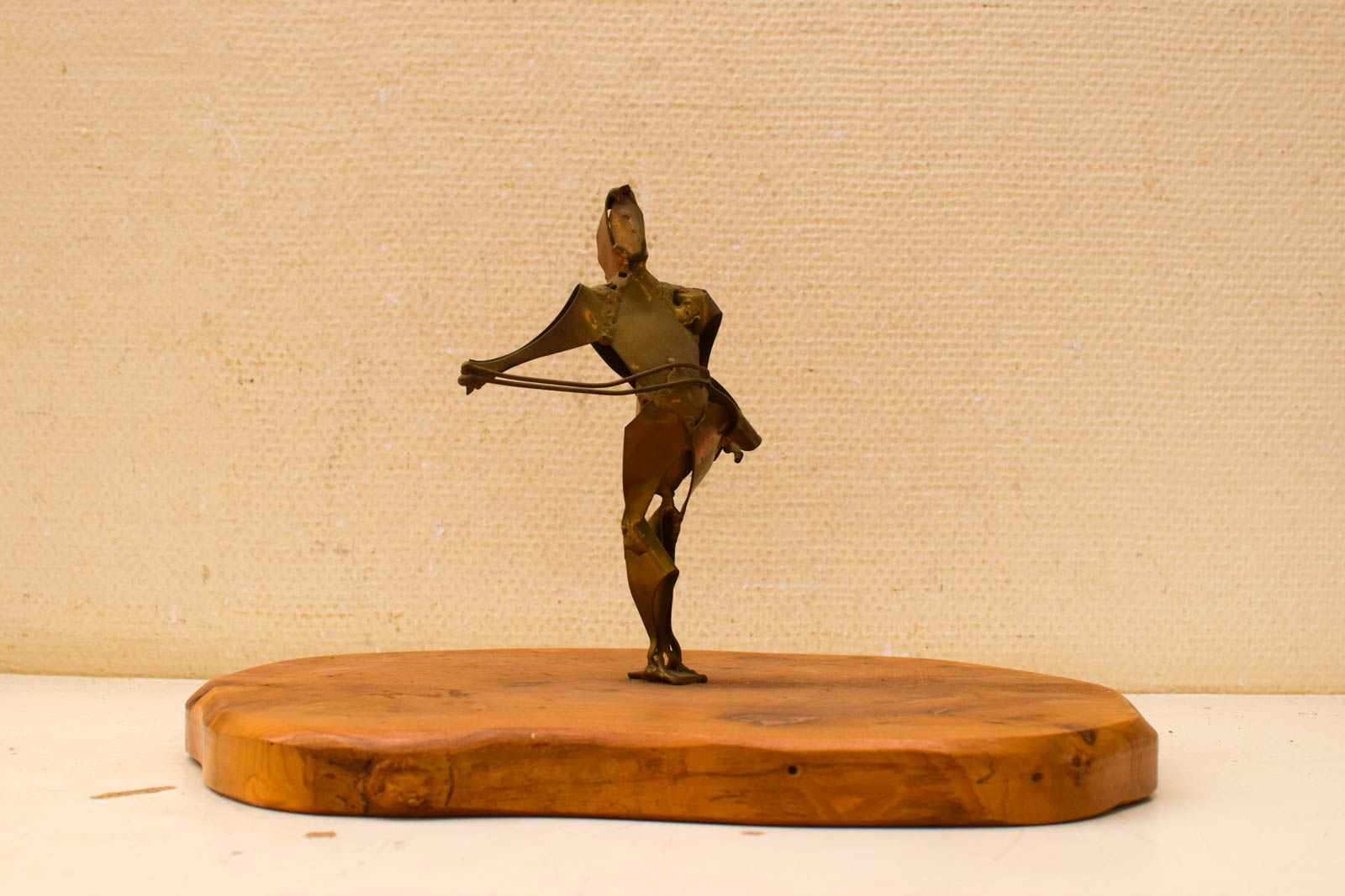 Messing beeldje op houten plank 50807