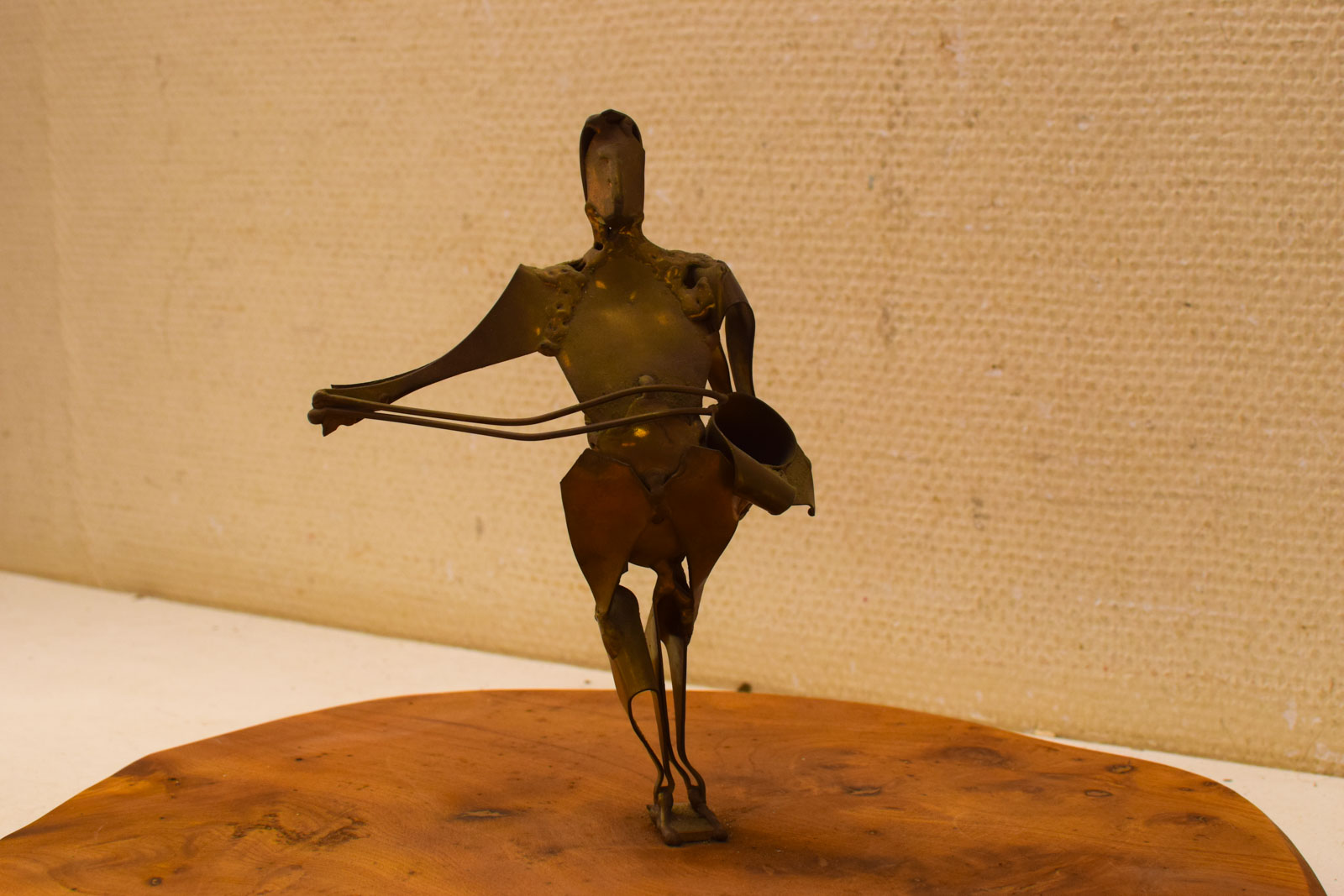 Alternative view of Messing beeldje op houten plank  50807