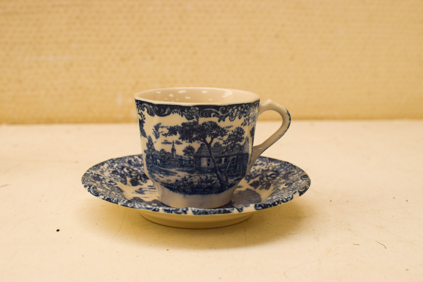 Alternative view of 8 delig porseleinen kop en schoteltjes  50828