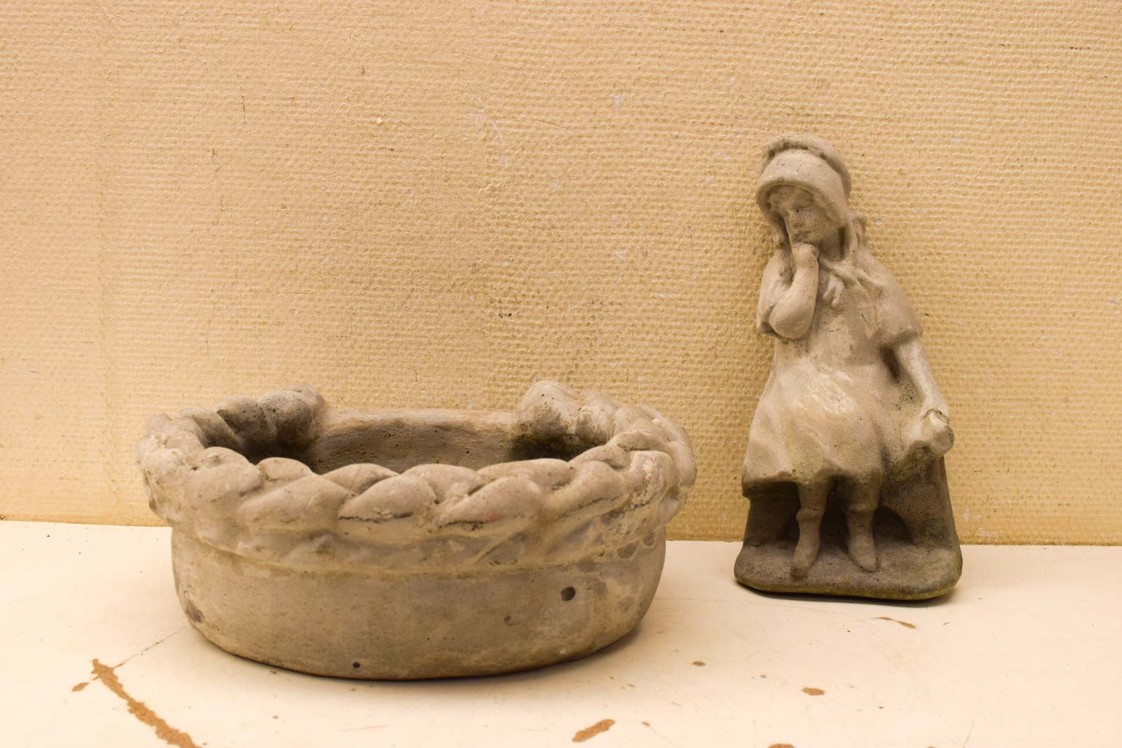 Alternative view of Stenen tuinbeeld met meisje zittend op de rand van de stenen mand 50865