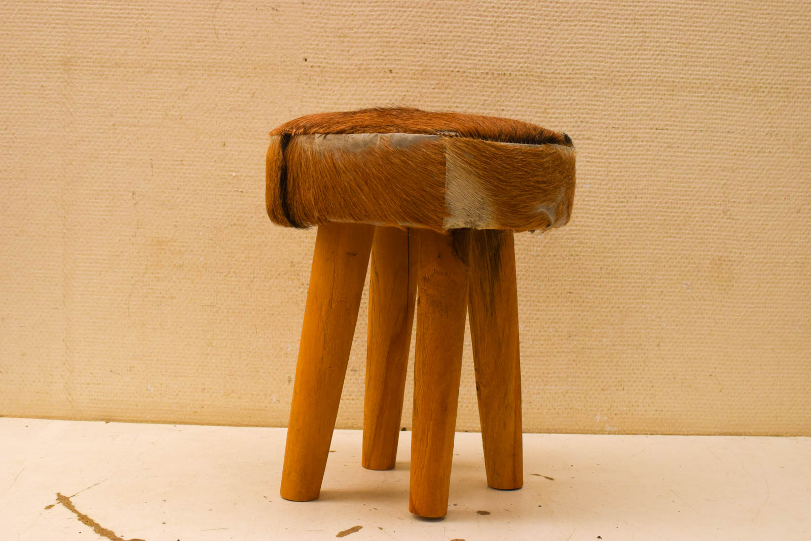 Houten krukje met huid zitting 50883