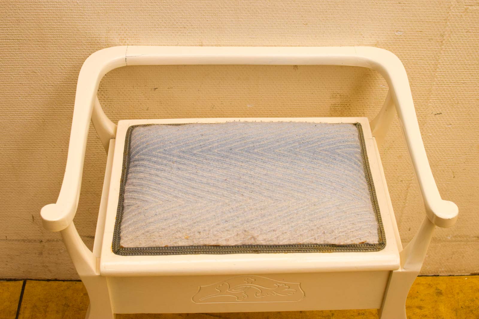 Alternative view of Vintage Kaptafel stoeltje/kruk met opbergvak 50899