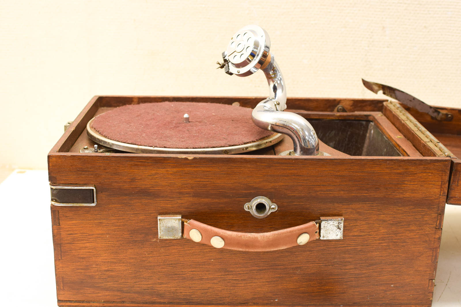 Alternative view of Vintage Platenspeler in houten koffer 51027