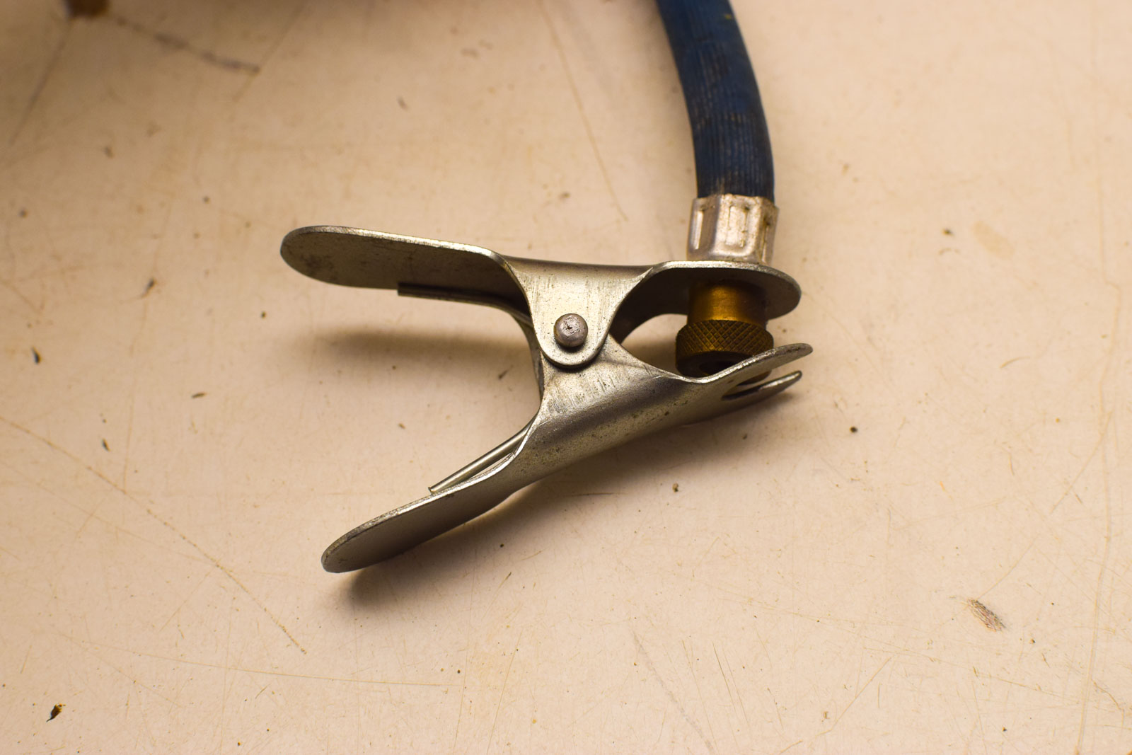 Alternative view of Fietspomp op een houten plankje 51062