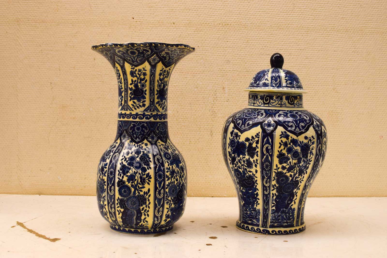 3 delig Boch Royal delfts porseleinen vaas en 1 vaas met deksel 51078