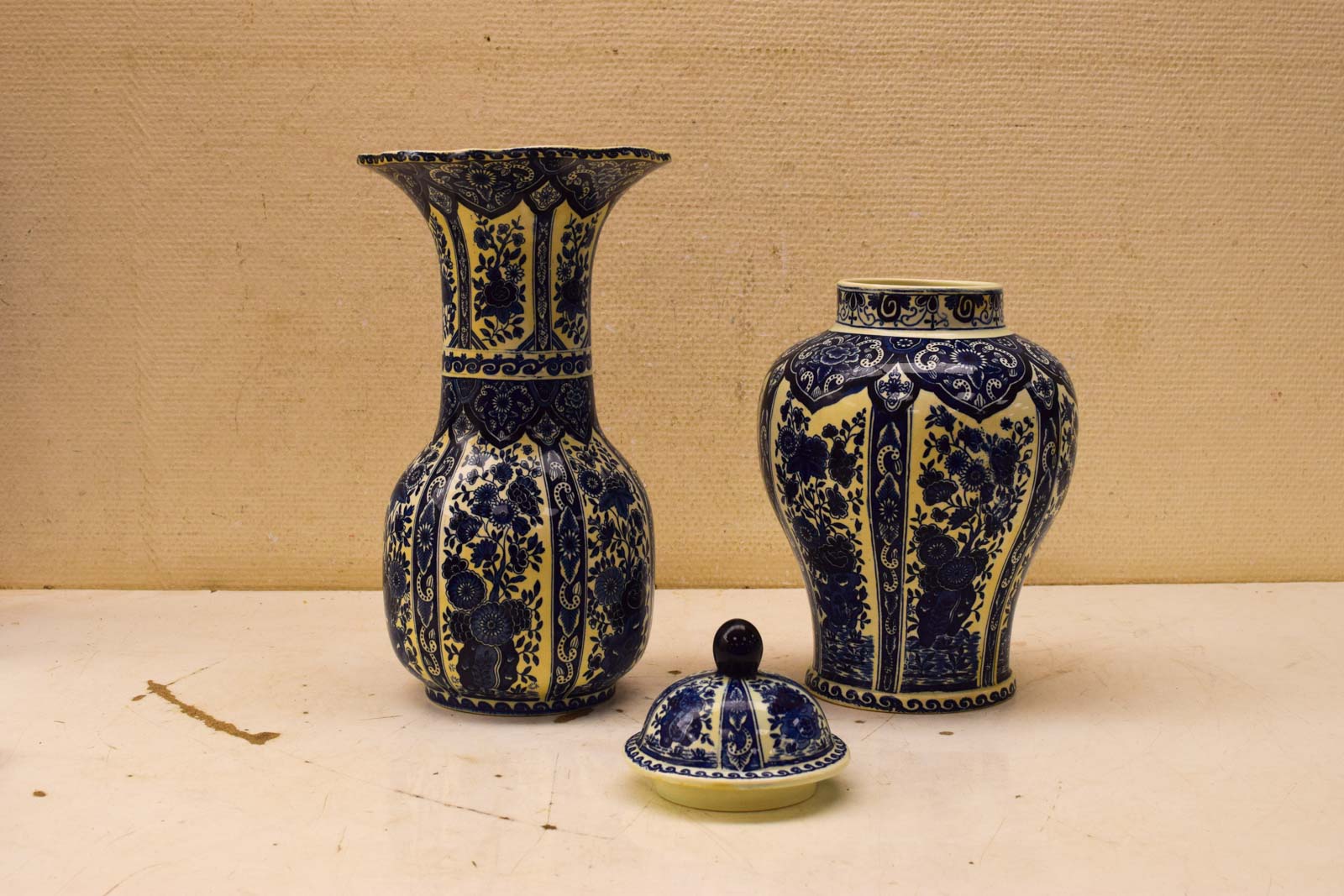 Alternative view of 3 delig Boch Royal delfts porseleinen vaas en 1 vaas met deksel 51078