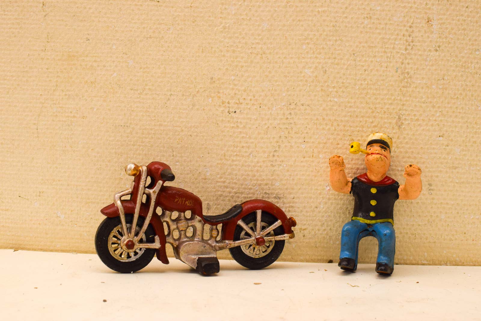 Alternative view of Gietijzeren beeld van Popeye op een motor 51197