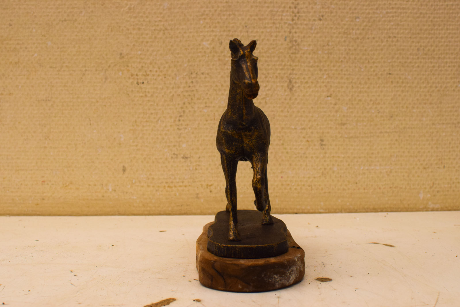 Alternative view of Gietijzeren beeld van een paard 51199