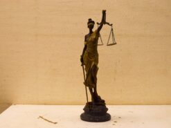Beeld van Vrouwe Justitia 51200