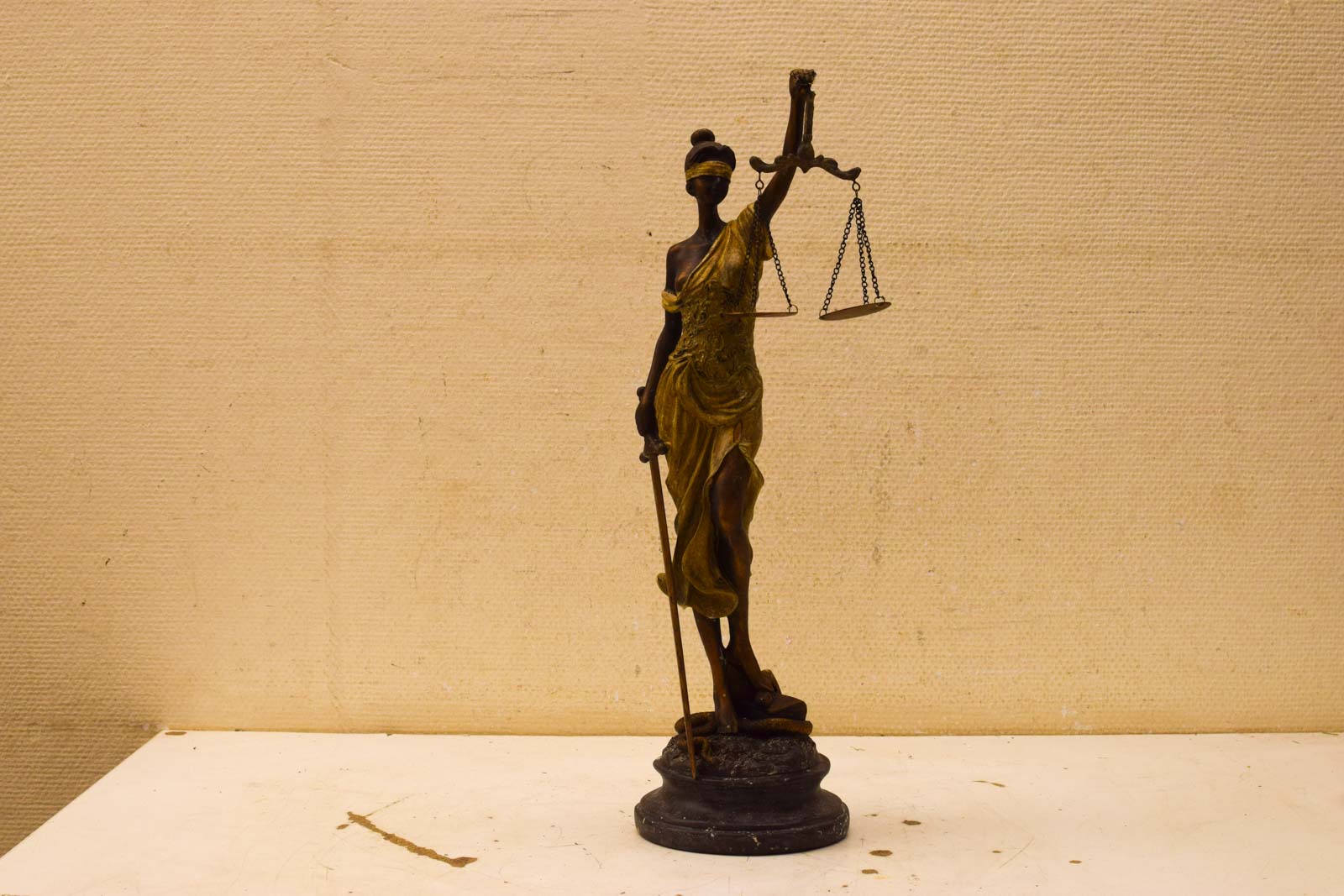 Beeld van Vrouwe Justitia 51200