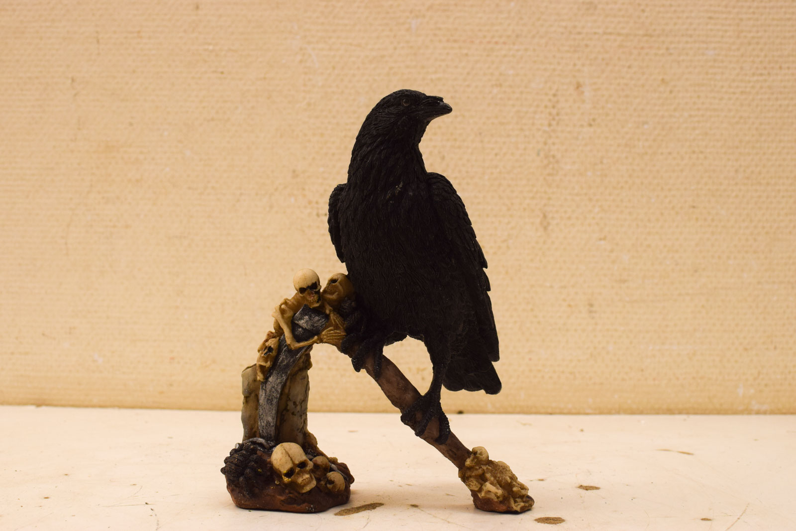 Gothic beeldje van een kraai op een zeis 51201