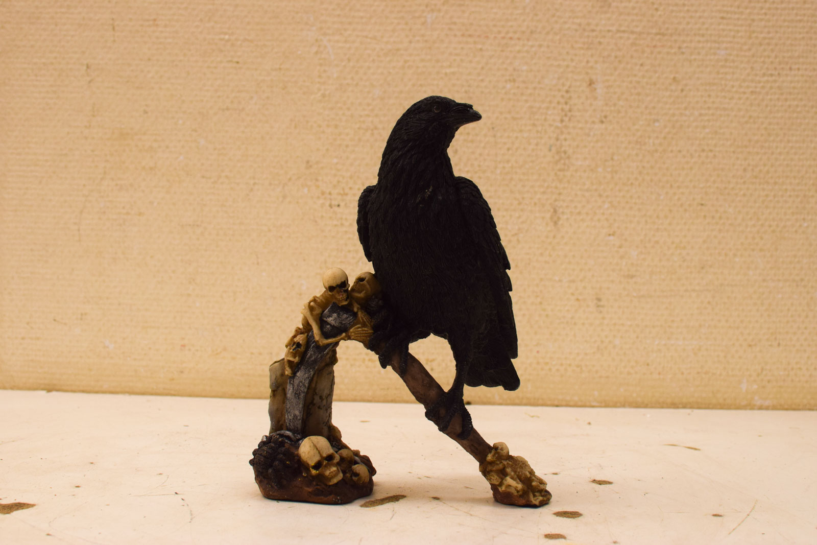 Alternative view of Gothic beeldje van een kraai op een zeis 51201