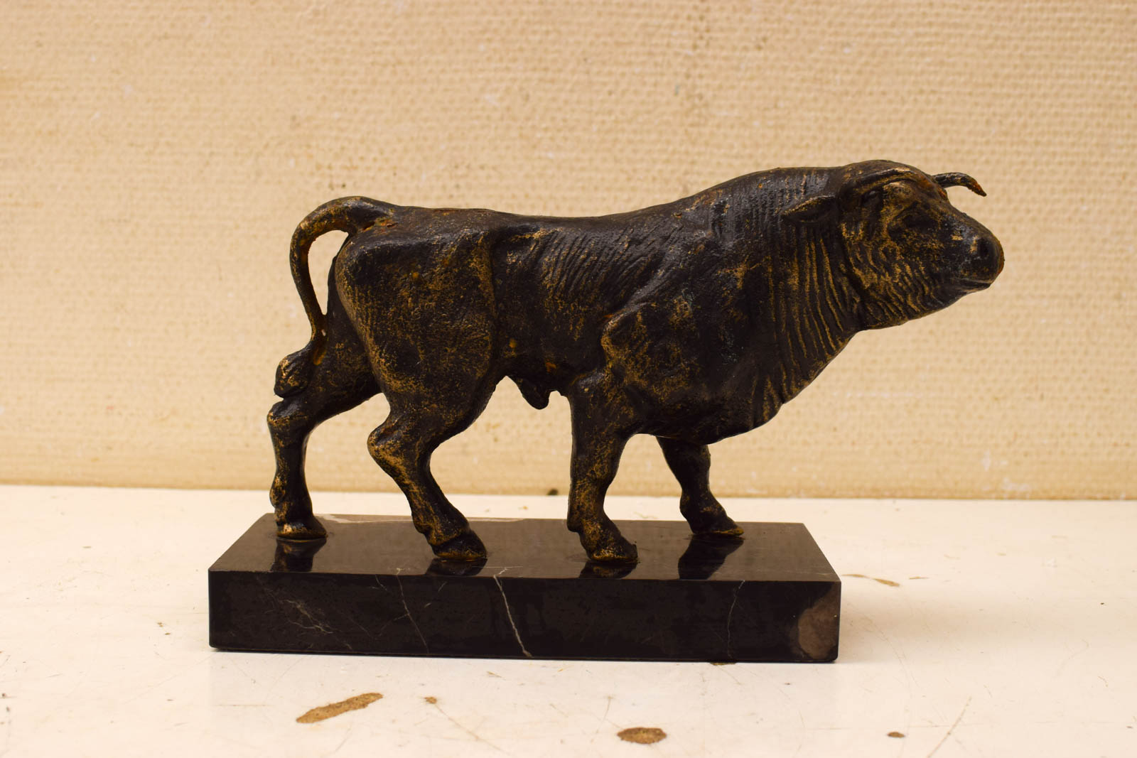 Gietijzeren beeld van een stier 51209