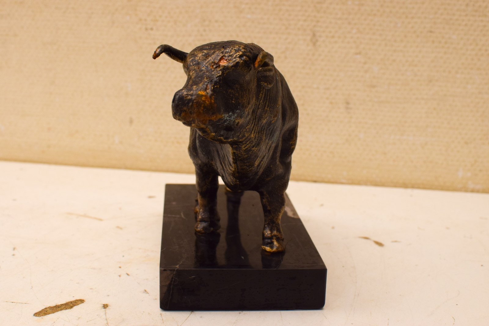 Alternative view of Gietijzeren beeld van een stier 51209