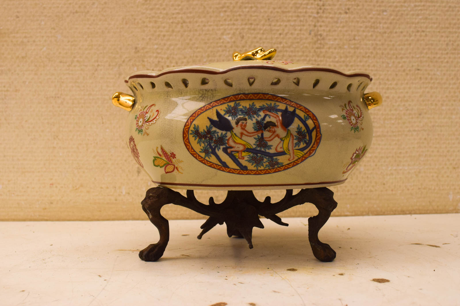 Porseleinen afdekschaal op voet 51210