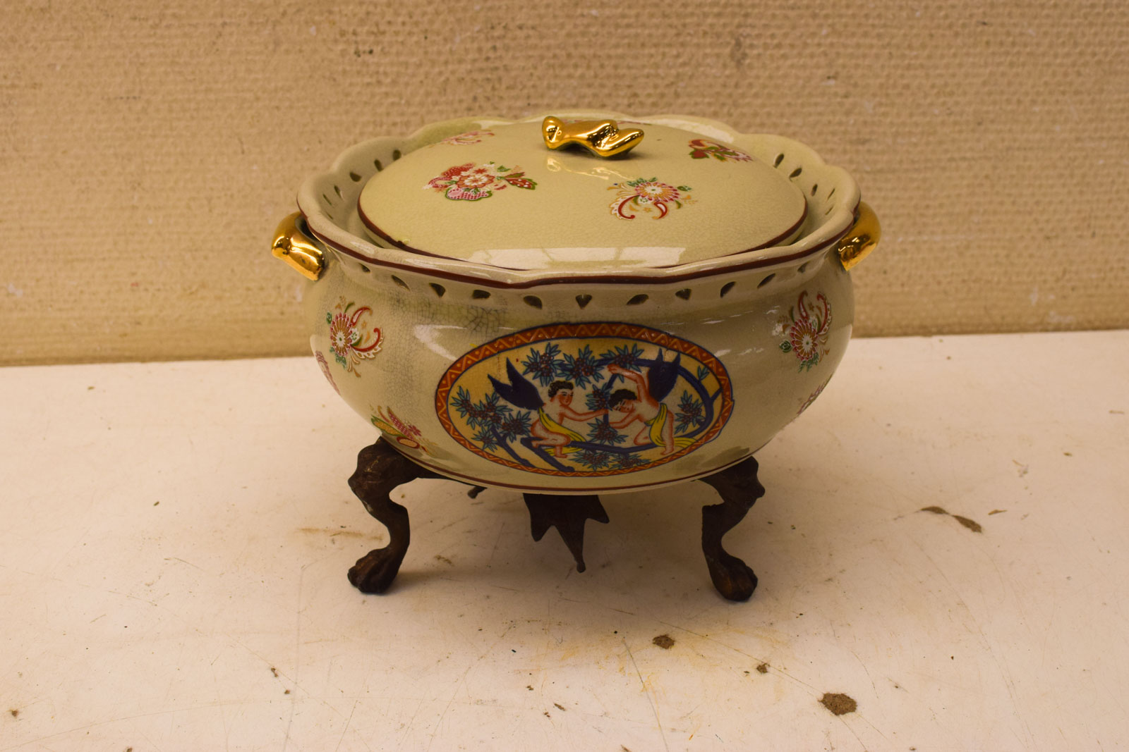 Alternative view of Porseleinen afdekschaal op voet 51210