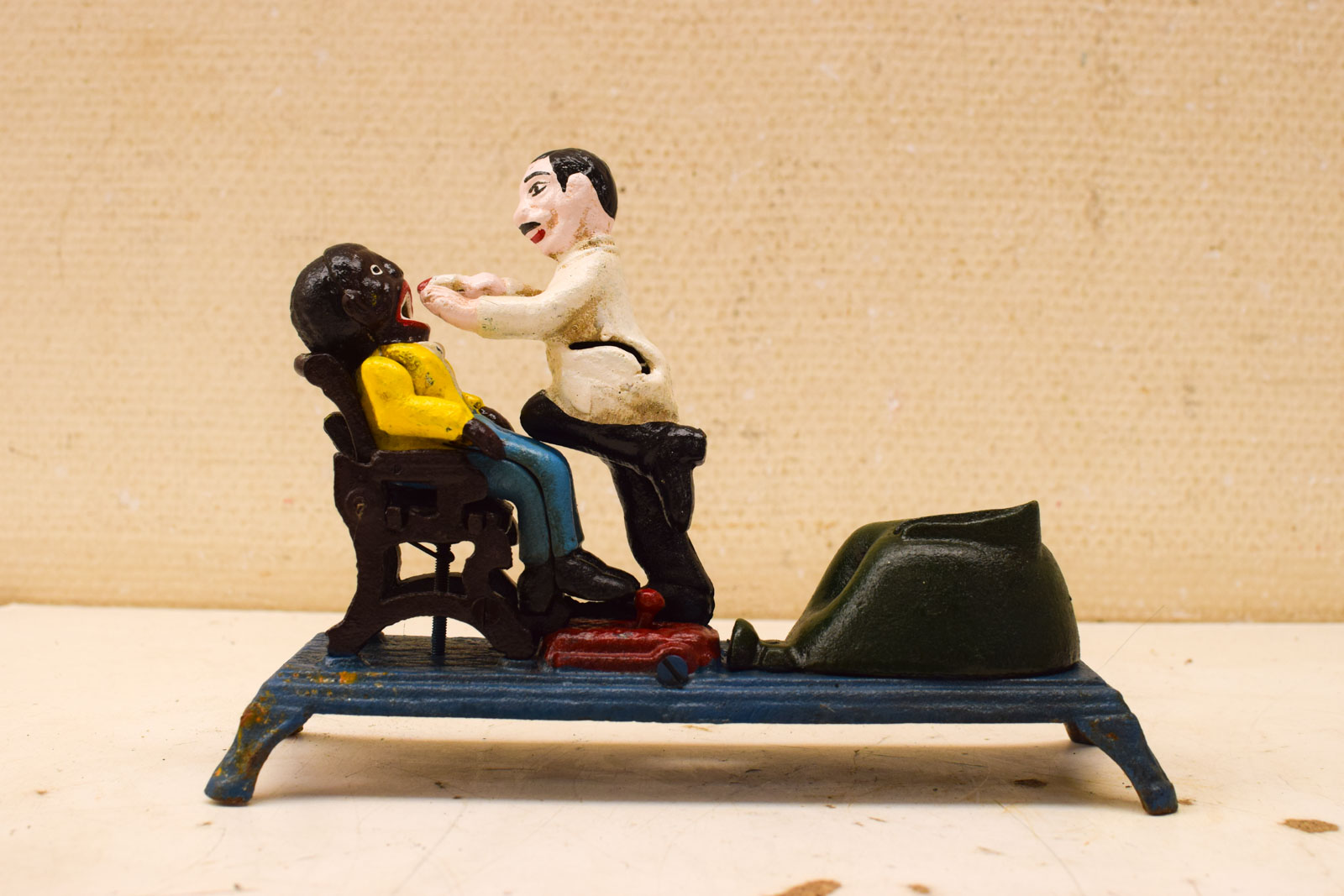 Gietijzeren beeld van een tandarts met patiënt 51212