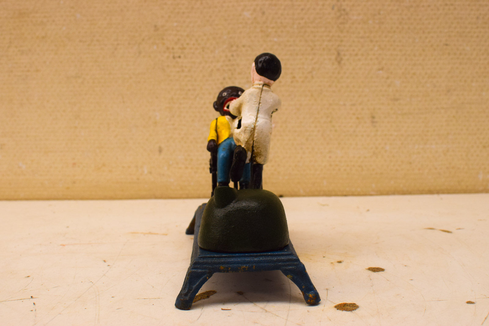 Alternative view of Gietijzeren beeld van een tandarts met patiënt 51212