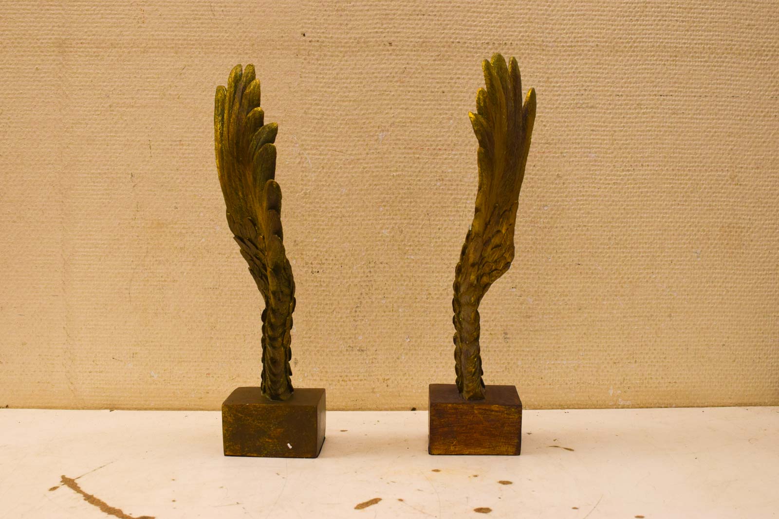 Alternative view of 2 stuks beelden van een vleugel 51226