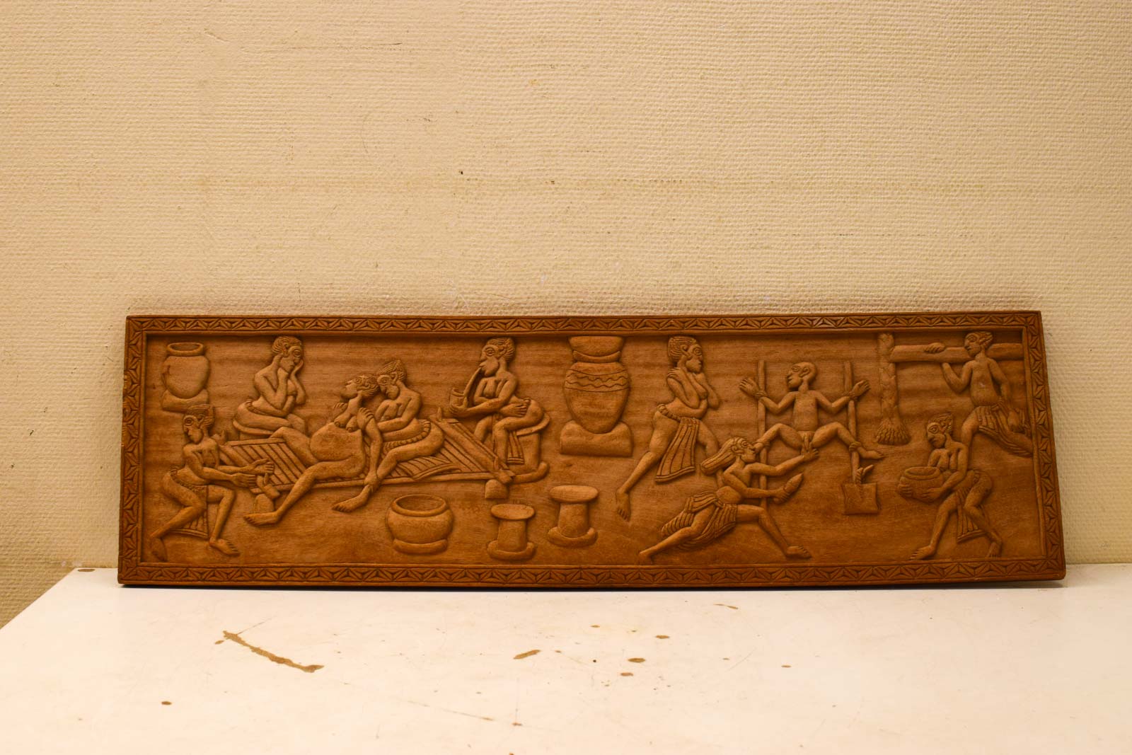 Houten plank met houtsnijwerk 51262