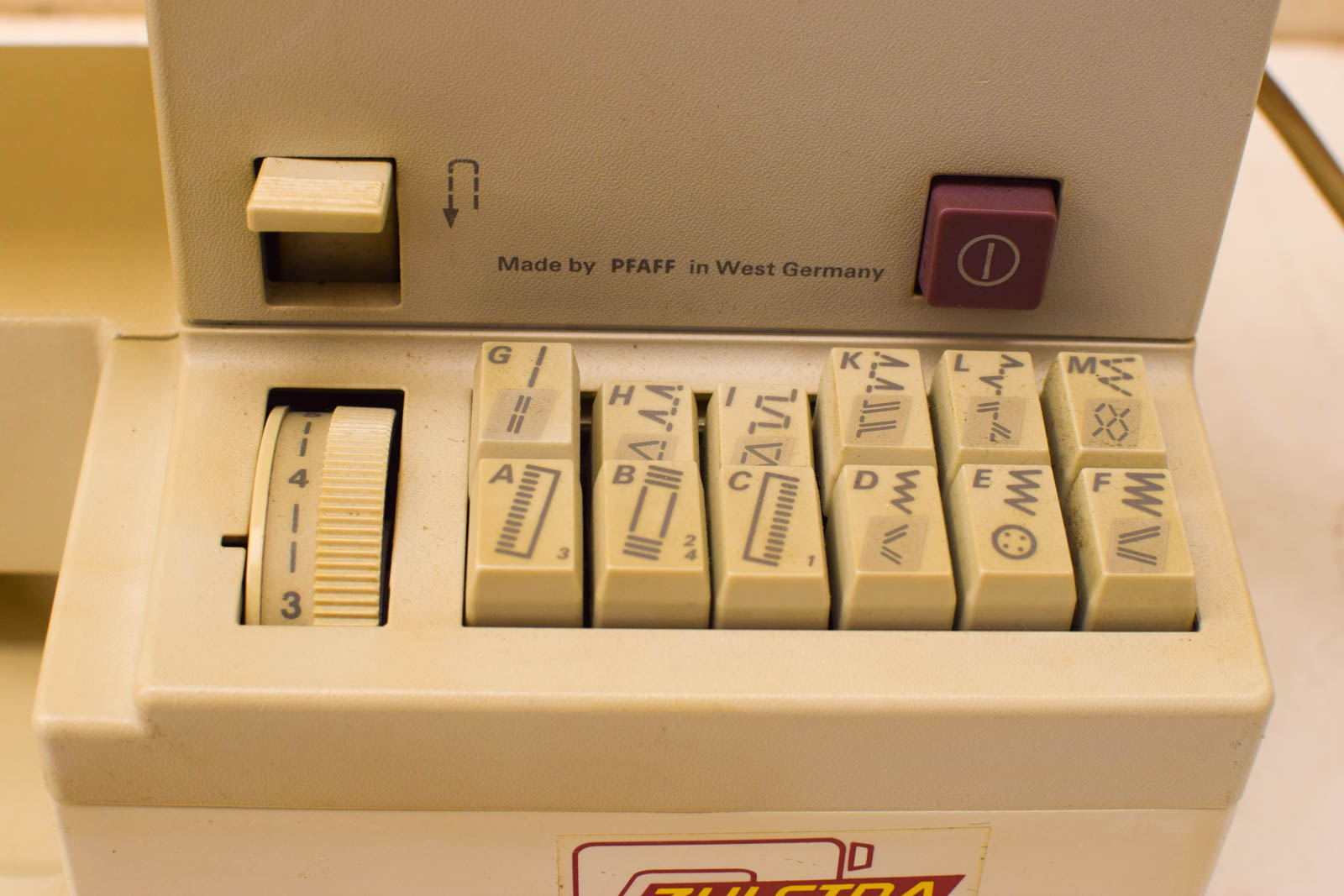 Alternative view of Pfaff Tipmatic 1051 naaimachine 51266