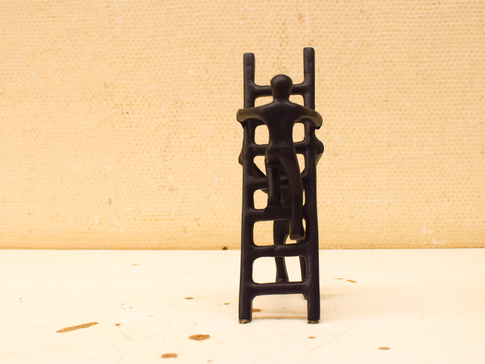 Alternative view of Een beeld van 2 personen bij een ladder 51268