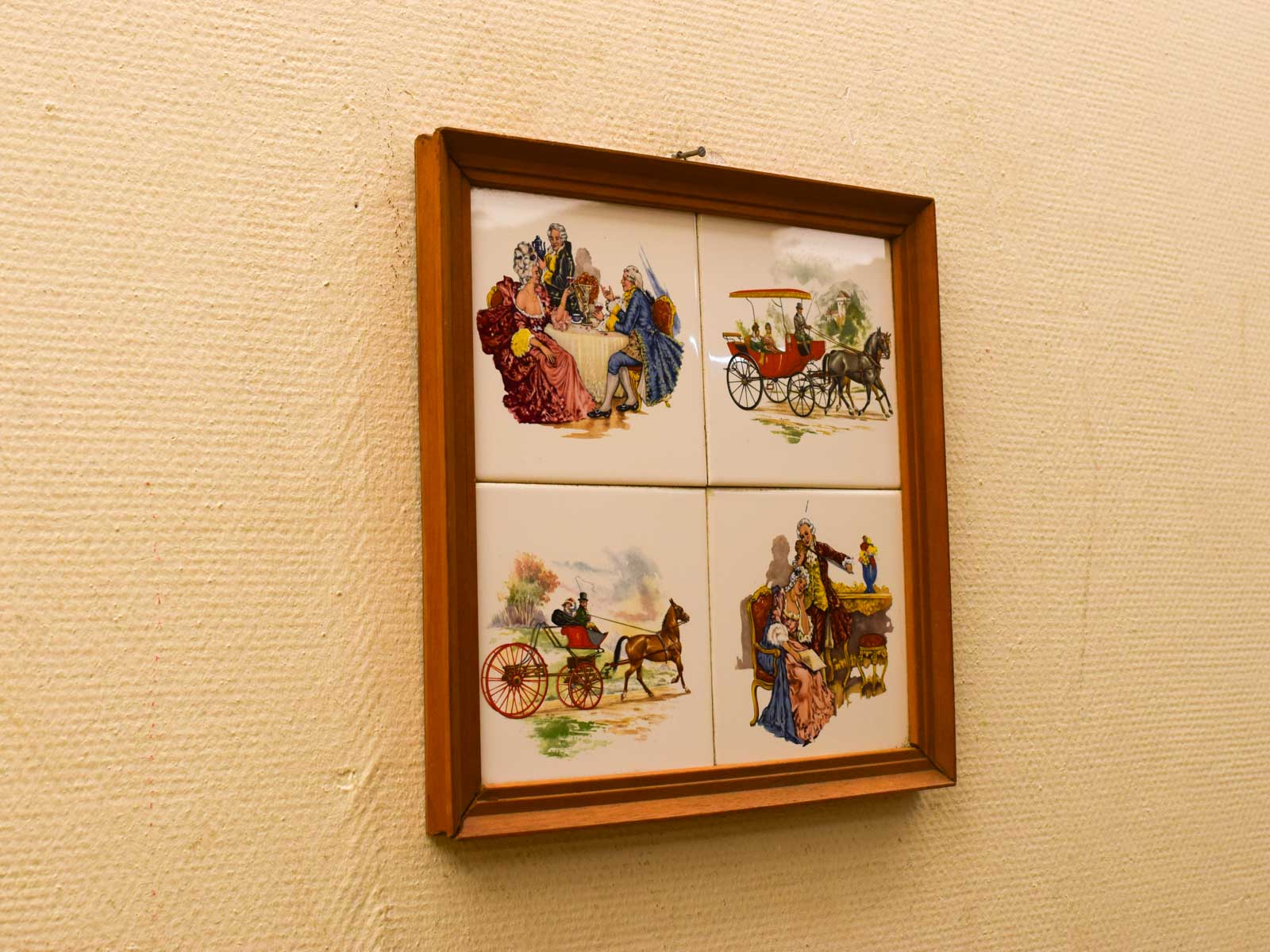 Alternative view of 4 tegels ingelijst in een houten lijstje 51320