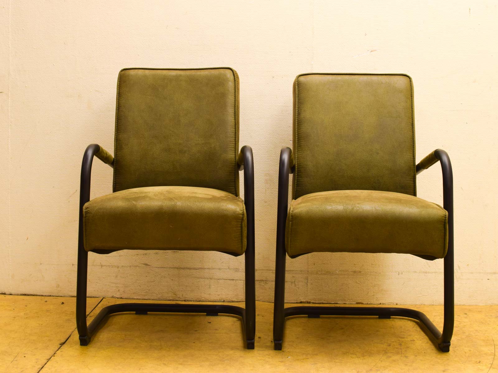 2 stuks Stoelen met armleuning  51327