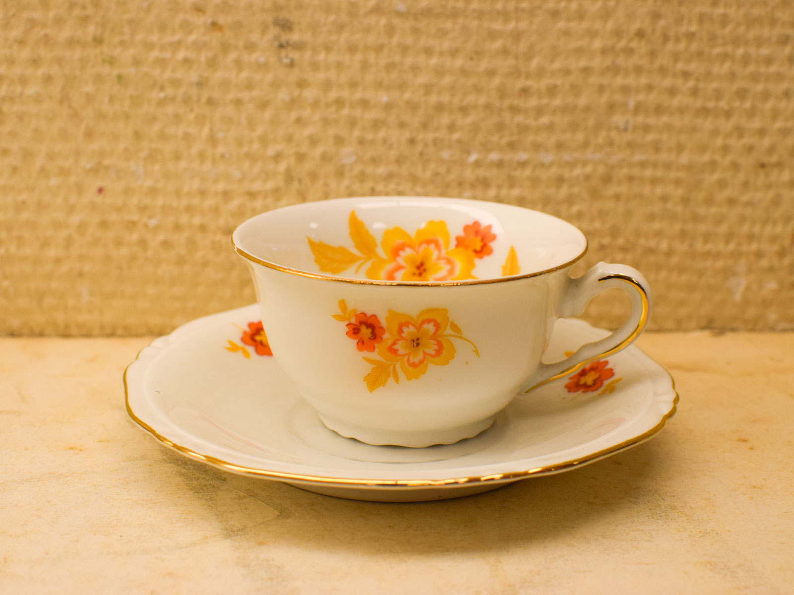 Alternative view of 12 delig porseleinen kop en schotels 51337