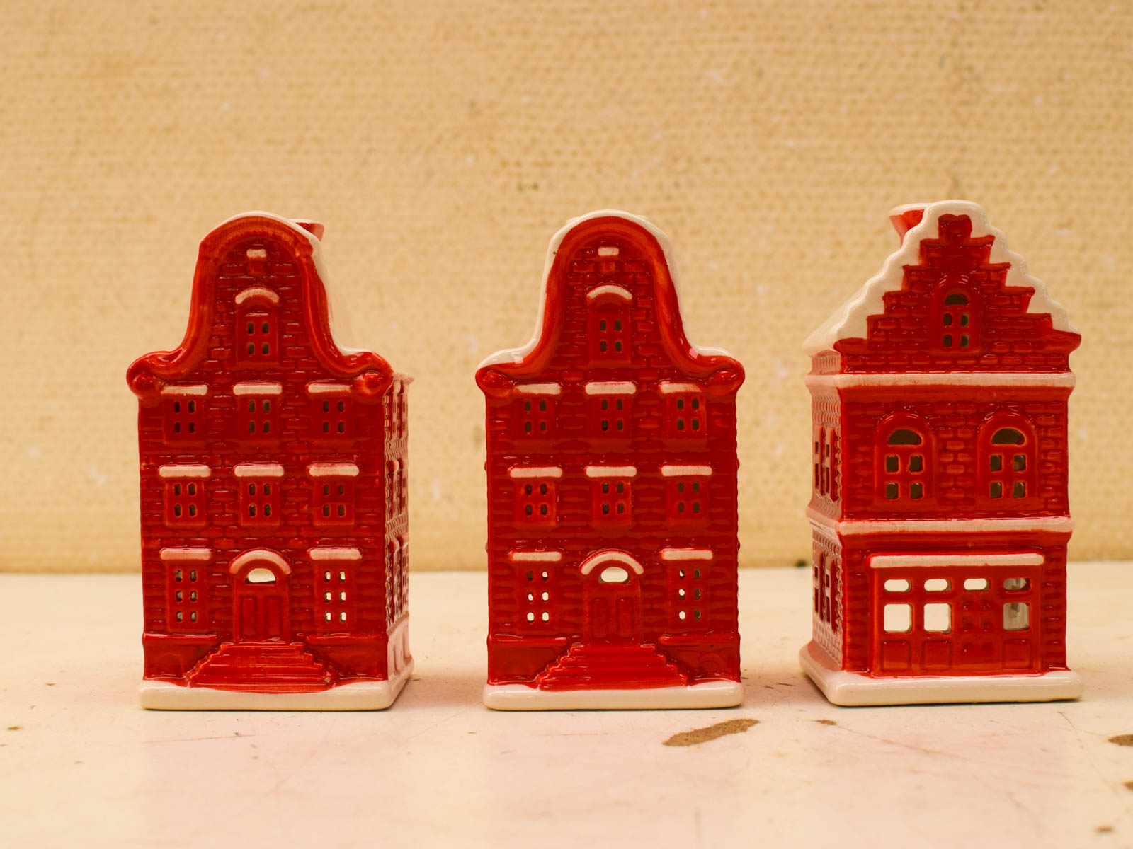 Set van 3 porseleinen kersthuisjes 51378