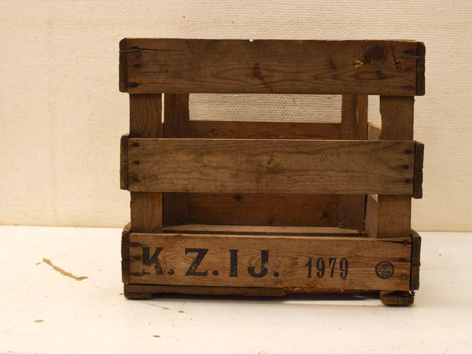 Alternative view of Houten kist met text 51410