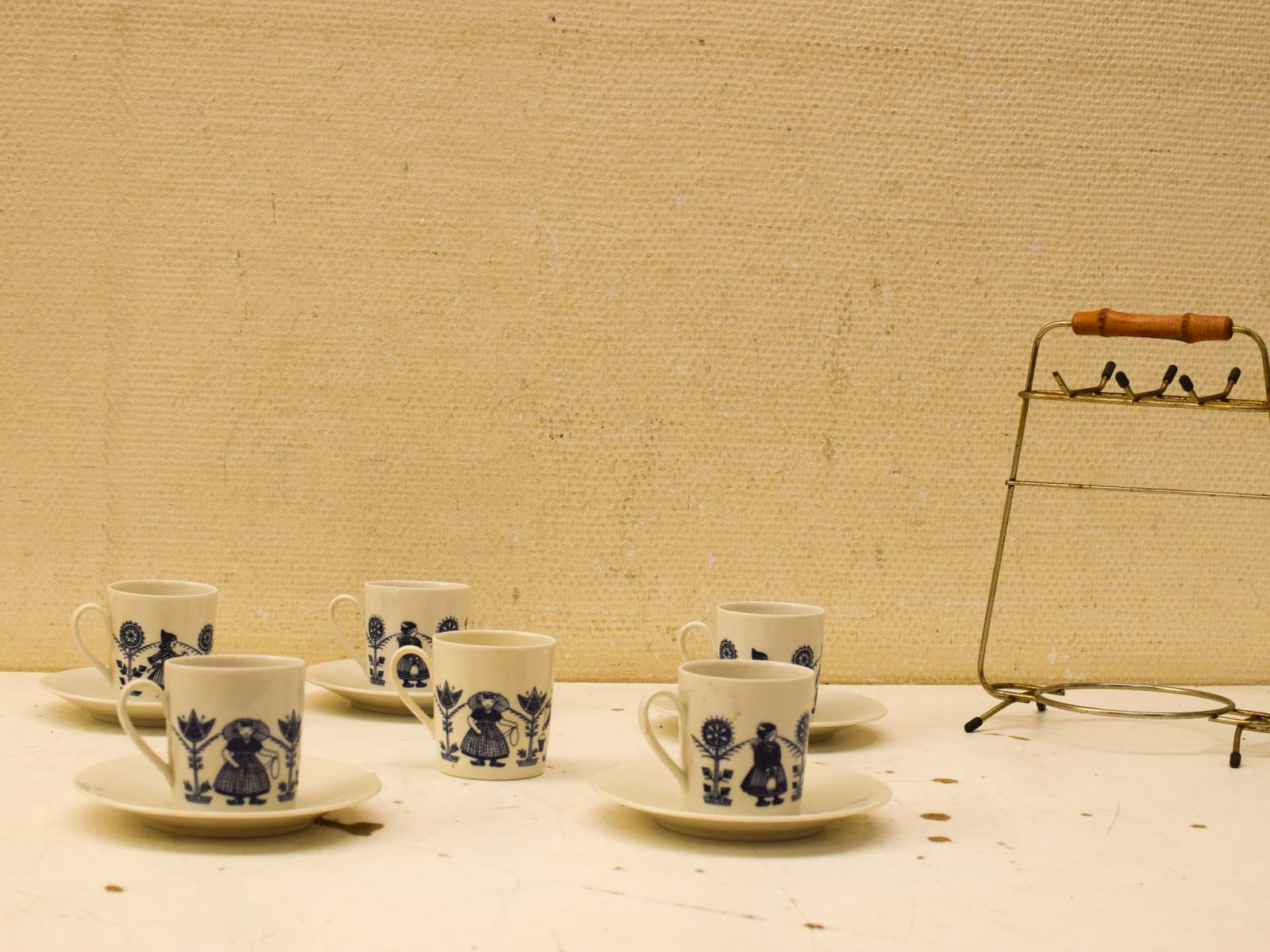 Alternative view of Vintage Boekenrek met Seltmann Weiden servies 51596