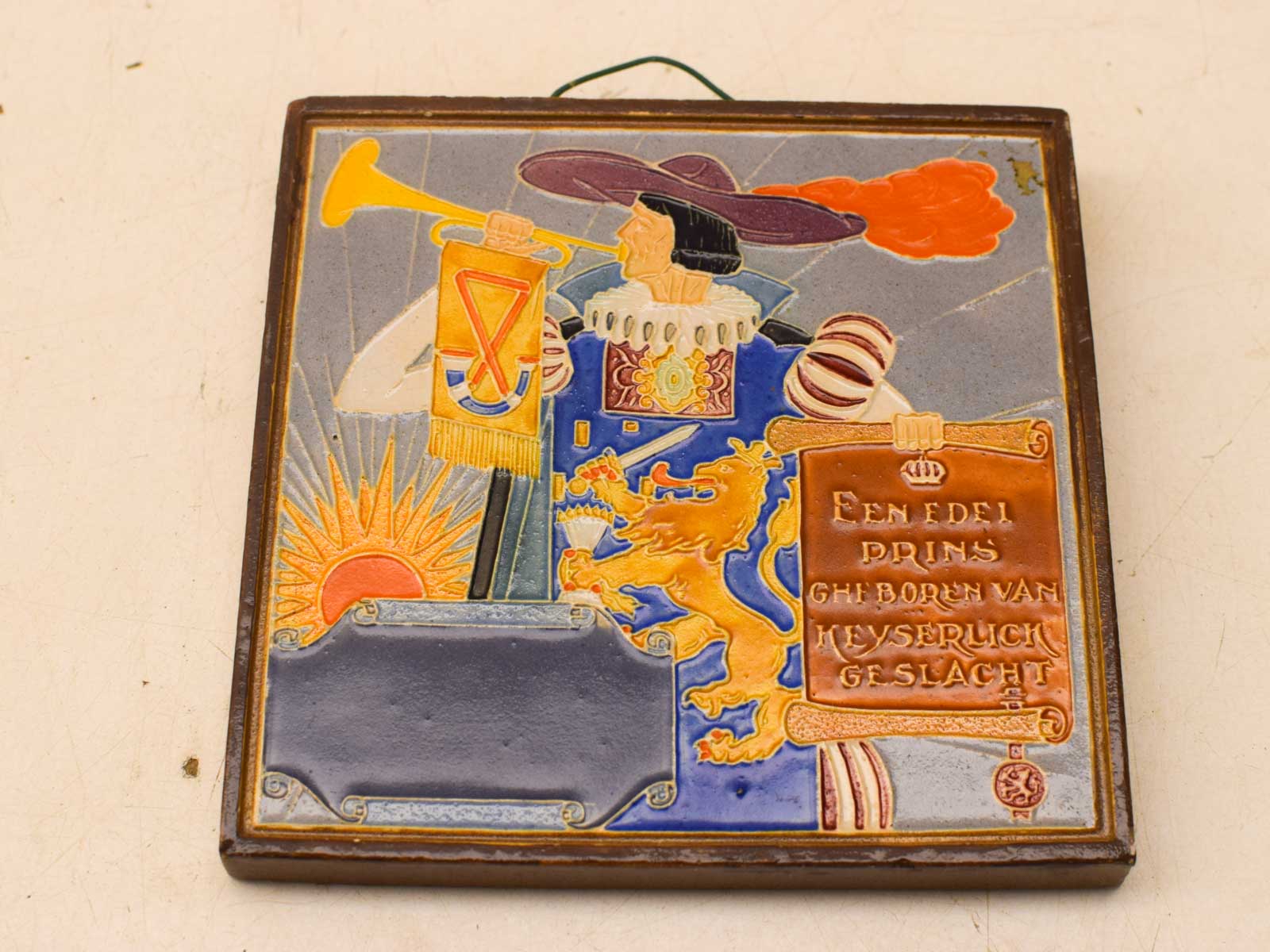 Alternative view of Wandtegel met een man op een blaasinstrument 51617