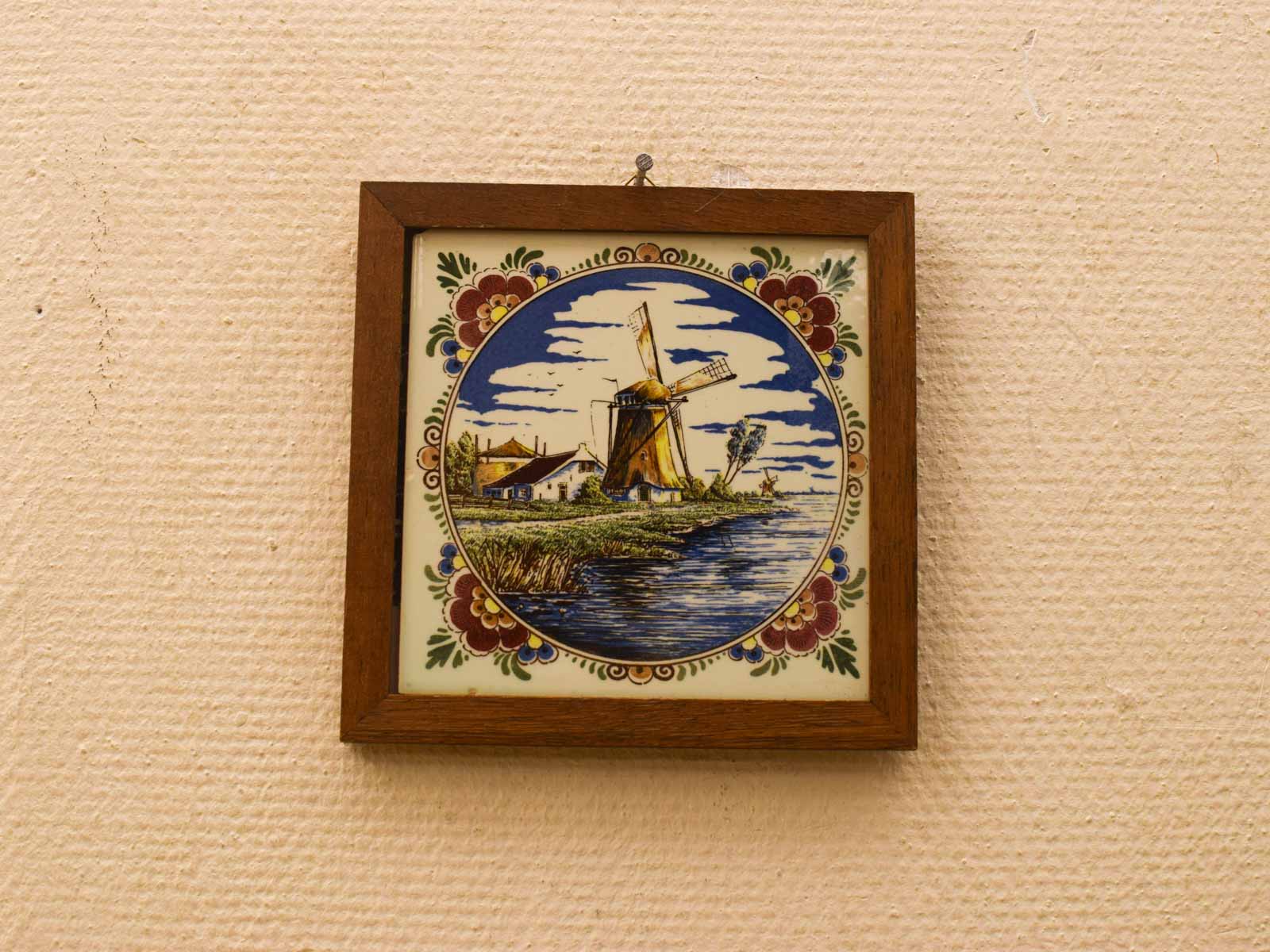 Wandtegel in een houten lijstje 51623