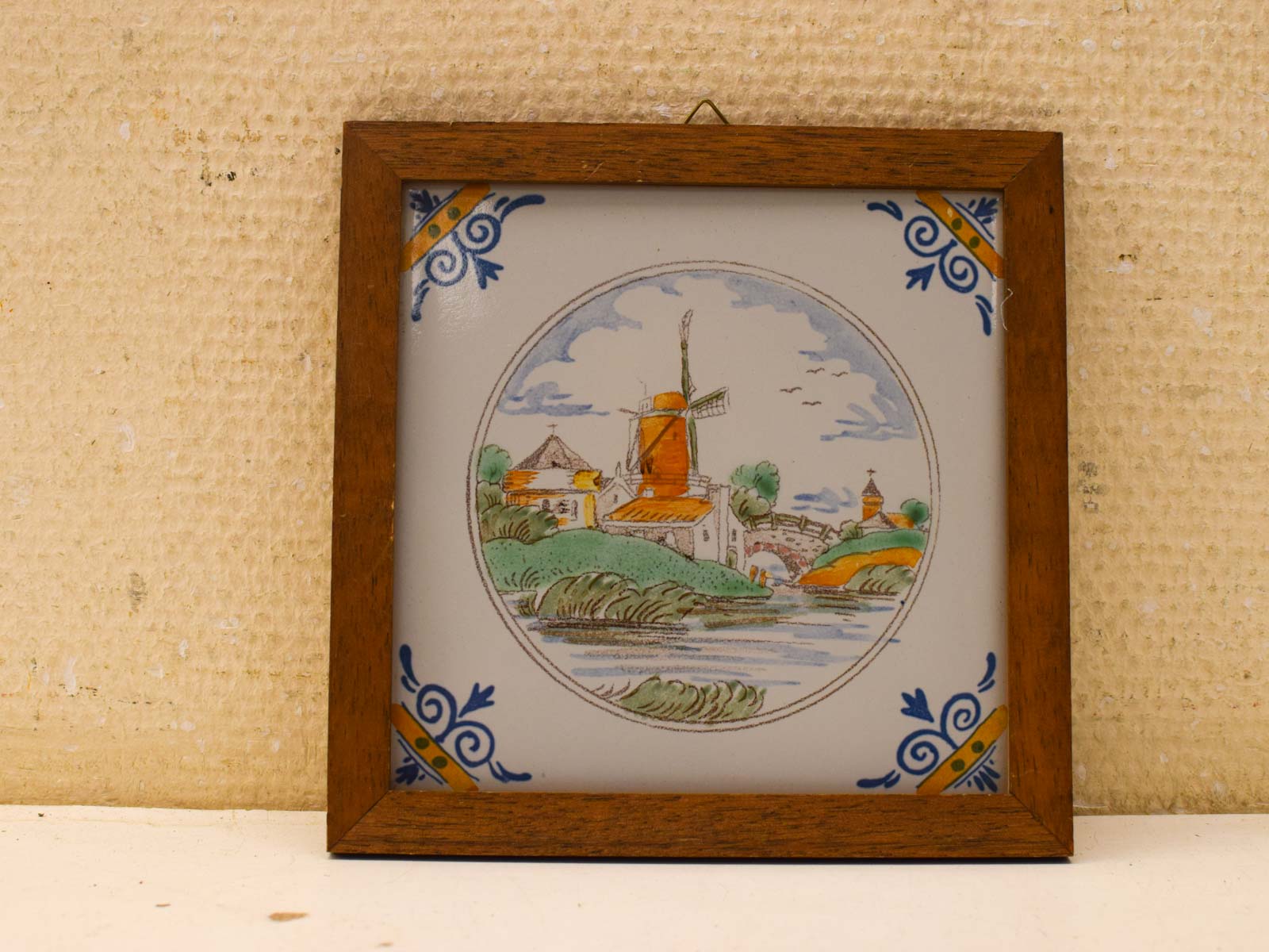 Wandtegel in een houten lijstje 51637